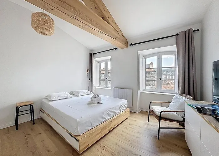 Vue Cathedrale Lumineux & Equipe En Plein Centre