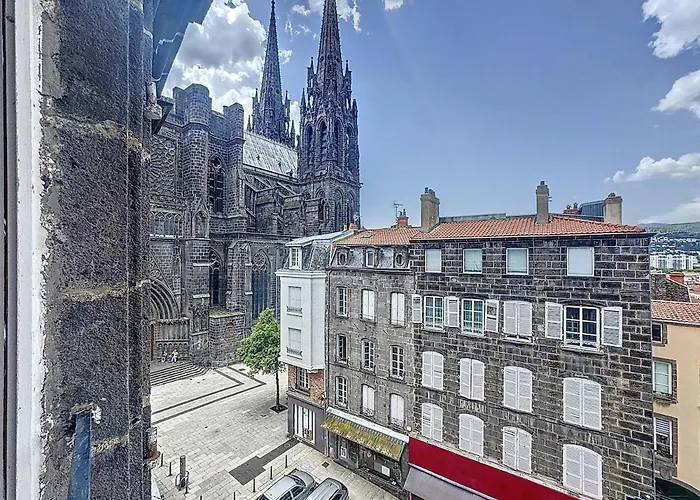 Vue Cathedrale Lumineux & Equipe En Plein Centre * Clermont-Ferrand